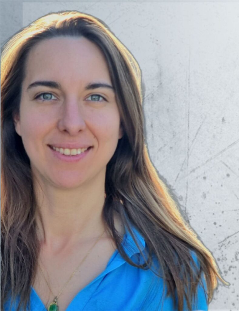 Portrait de Nithya Fernandez, praticienne en hypnose Ericksonienne à Toulouse, souriante et bienveillante.